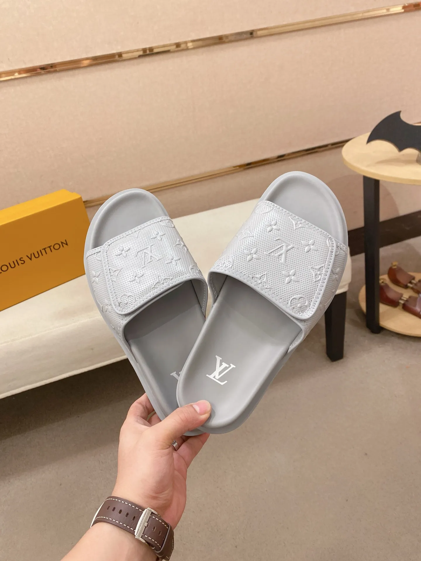 Men's shoes💰: 320💰Made by LV🔍Top purchasing agent, men's spring and summer slippers are available at the same counter. The uppers are made of cowhide imported from Italy, with logo graphics and high-quality craftsmanship. Soles: original soles specially provided by the original factory. Exclusive molded soles are super comfortable. Original goods with single order, 🔍🔍high quality, you can enter and exit the counter at will. Welcome to compare, code number 38-44.